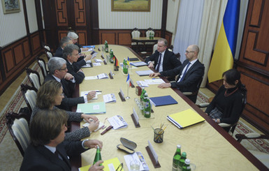 Яценюк встретился с представителями Меркель и Олланда