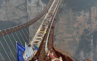 В Китае построили самый большой в мире мост из стекла