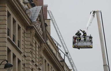 В центре Парижа загорелся легендарный отель 