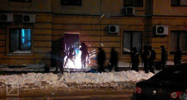 СМИ: В Киеве ночью штурмовали помещение на Дмитриевской улице
