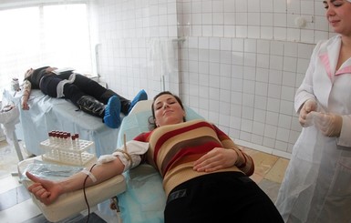 Жители Краматорска сдают кровь для женщин, пострадавших от взрыва в Украинске