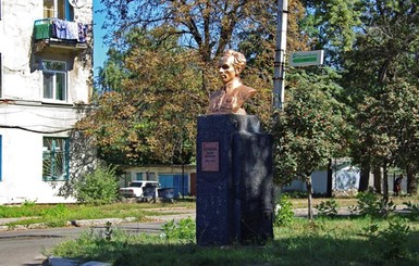 Декоммунизация продолжается: в Краматорске снесли памятник Островскому