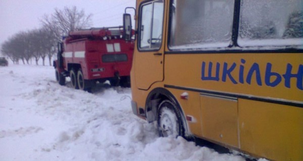 Под Харьковом спасатели помогли школьникам добраться на олимпиаду