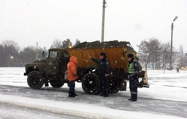 Снегопады блокировали трассы в Одесской и Николаевской областях, ситуация в Киеве ухудшается 