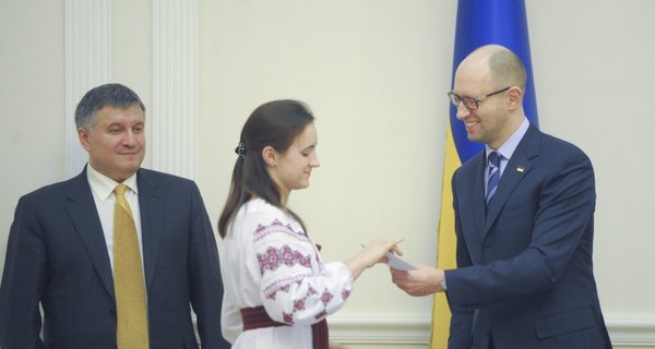 Украинцы получили первые ID-карты из рук Яценюка