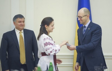 Украинцы получили первые ID-карты из рук Яценюка
