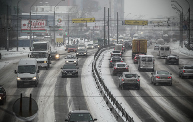 Из-за снегопада центр Киева остановился в огромной пробке