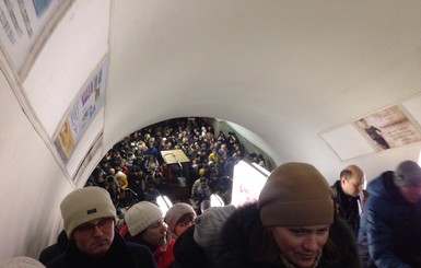 В Киеве почти парализовано движение транспорта