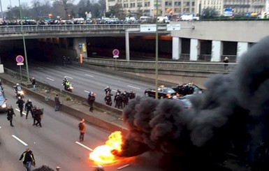 Беспорядки в Париже: горящие шины и драки с полицией 