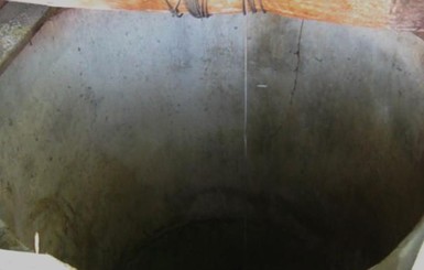 В Ровенской области житель сутки просидел в 15-метровом колодце