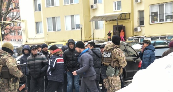 В Одессе СБУ взламывает двери в квартирах вьетнамцев