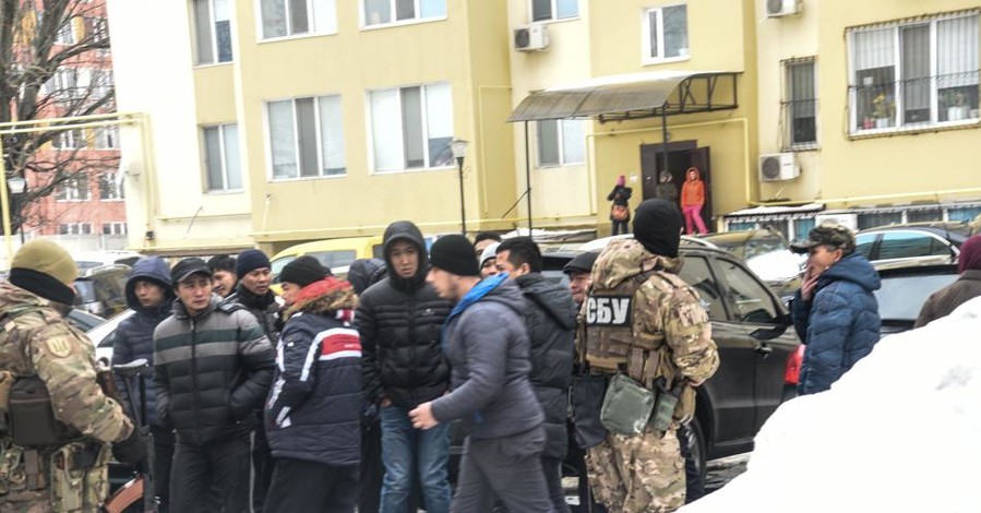 В Одессе СБУ взламывает двери в квартирах вьетнамцев