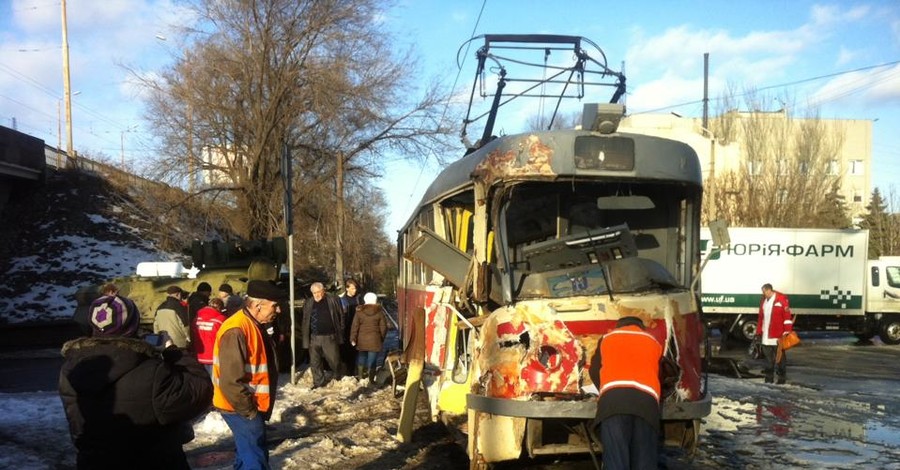 В Днепропетровске БТР Нацгвардии врезался в трамвай