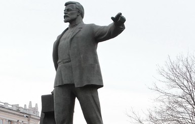 Памятник Петровскому в Днепропетровске уже продают?