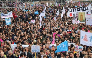 В Риме при поддержке министров прошел митинг против однополых браков