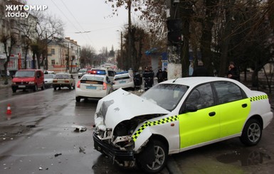 В Житомире полицейское авто сбило пешехода и врезалось в такси 