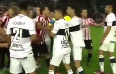 Аргентинские футболисты устроили драку на поле