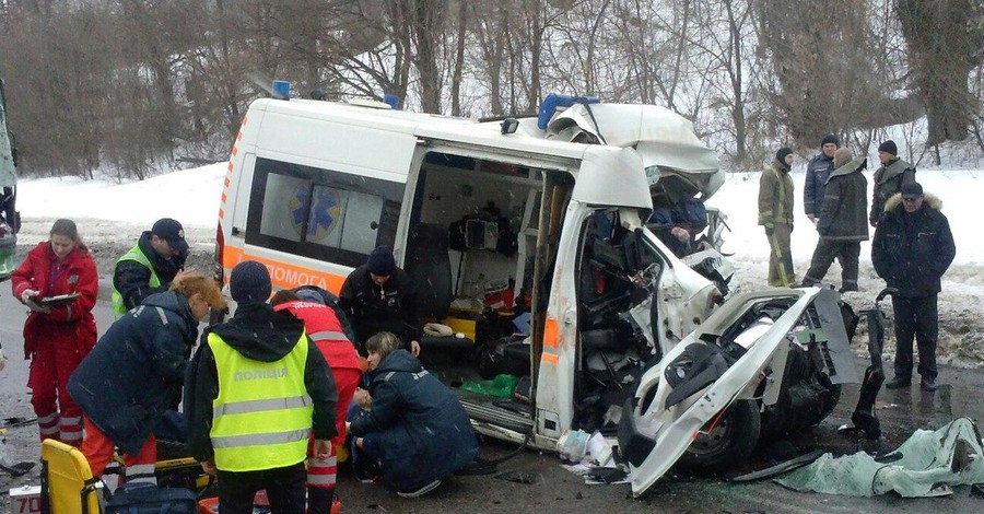 В Харькове скорая въехала в автобус – 2 погибших и 8 пострадавших