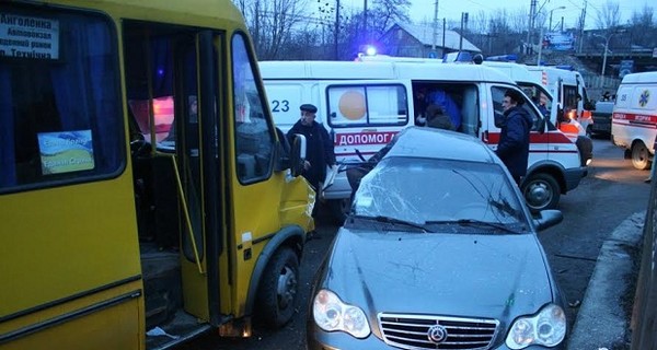 В Запорожье в аварии с маршруткой пострадали восемь человек