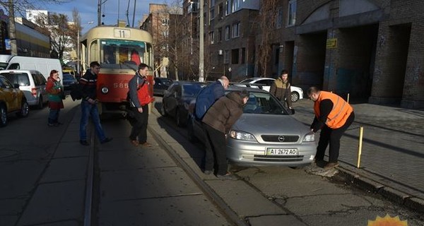 В Киеве пассажиры стаскивали с рельс автомобиль, преградивший дорогу трамваю