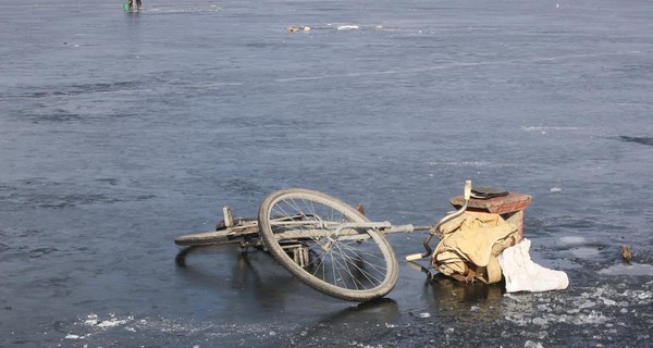 Запорожский рыбак вызвал спасателей достать велосипед из проруби