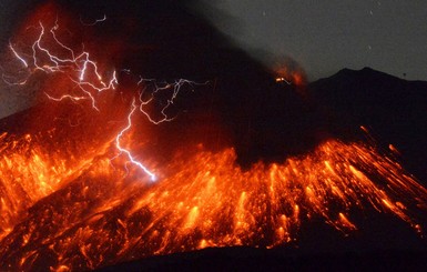 Японский вулкан Сакурадзима взорвался двухкилометровым столбом лавы