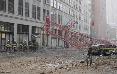 В Нью-Йорке упал строительный кран: есть погибшие