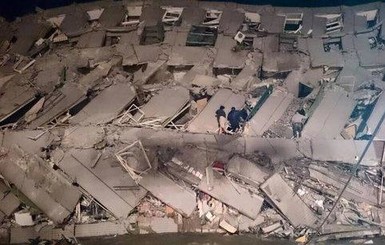 На Тайване под завалами рухнувших домов находится более 100 человек