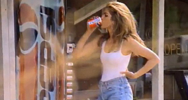 Синди Кроуфорд спародировала популярный ролик Pepsi