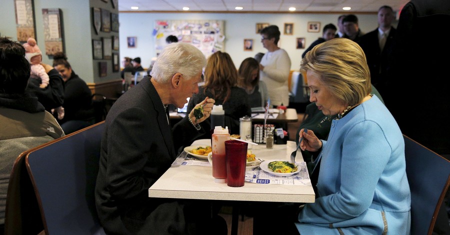 Хилари и Билл Клинтоны позавтракали в кафе в Нью-Гемпшире
