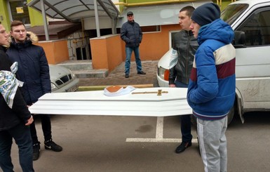 Убитого в погоне 17-летнего Михаила похоронили в белом гробу 