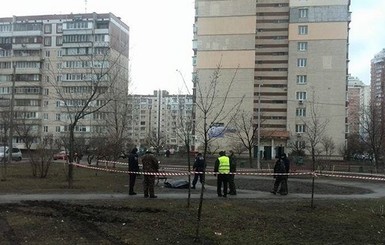В Киеве на улице застрелился 68-летний мужчина