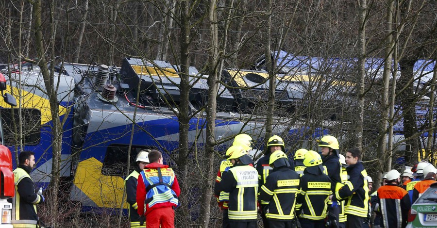 Столкновение поездов в Германии: 8 человек погибли и более 100 ранены