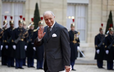Глава МИД Франции освободил место для бывшей жены Олланда