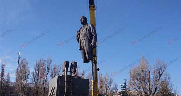 В Бердянске Ленина рвали на части отбойными молотками