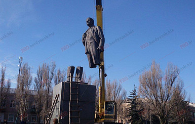 В Бердянске Ленина рвали на части отбойными молотками