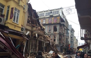 В Стамбуле обрушилось пятиэтажное здание 