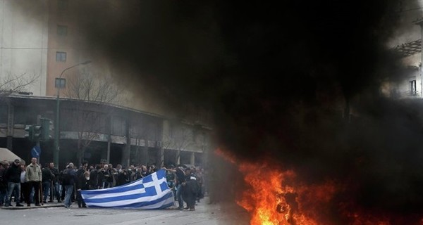 Протесты в Афинах: греческие фермеры разожгли костры перед парламентом