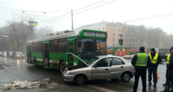 В Харькове столкнулись легковушка и троллейбус, есть пострадавшие