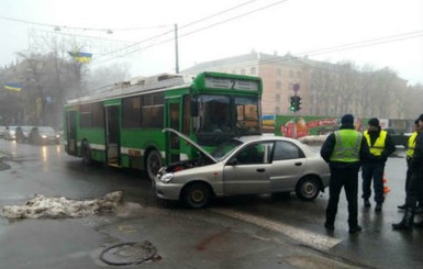 В Харькове столкнулись легковушка и троллейбус, есть пострадавшие