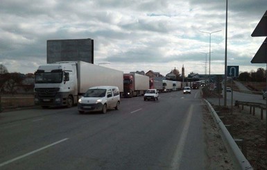 Львовские активисты перекрыли проезд 30 грузовикам с номерами РФ