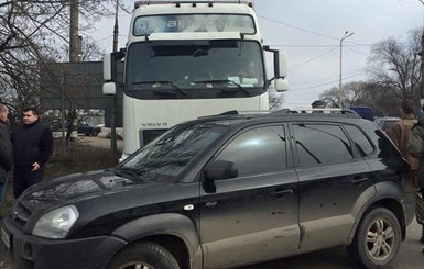 Медведев предложил запретить ездить всему транспорту из Украины