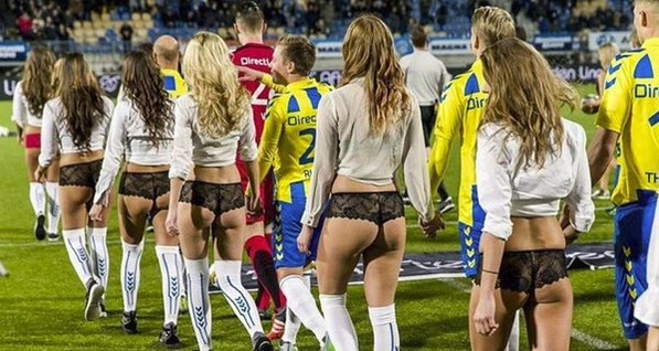 Голландские футболисты вышли на поле с моделями в нижнем белье