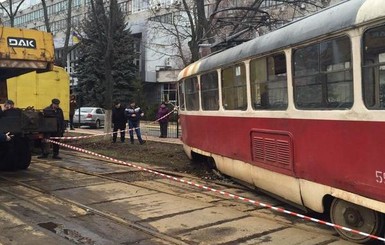 В Киеве с рельсов сошел трамвай с пассажирами