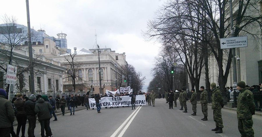 На Майдане собрались митингующие за отставку Яценюка 