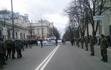 На Майдане собрались митингующие за отставку Яценюка 