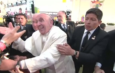 Папу Римского уронили на инвалида в коляске