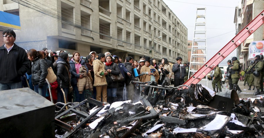 Митингующие в Боливии сожгли мэрию и людей в ней