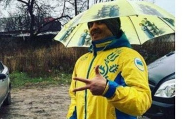 Боксер Усик прогулялся по Симферополю в форме сборной Украины 