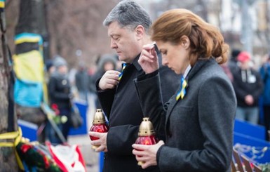 Порошенко с первой леди почтили память Небесной сотни на Майдане 